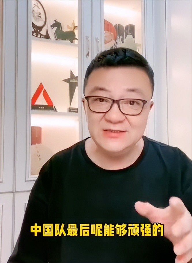 而MV中的另一对情侣白客和周韦彤也从矛盾和误会中一点点学会理解对方，并最终幸福圆满地生活在了一起